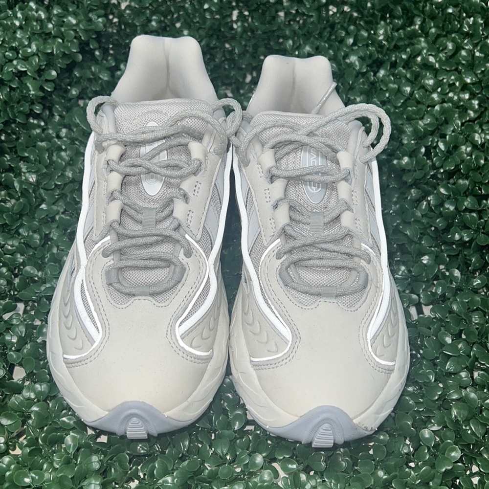 EUC Adidas OZNOVA size 8/5